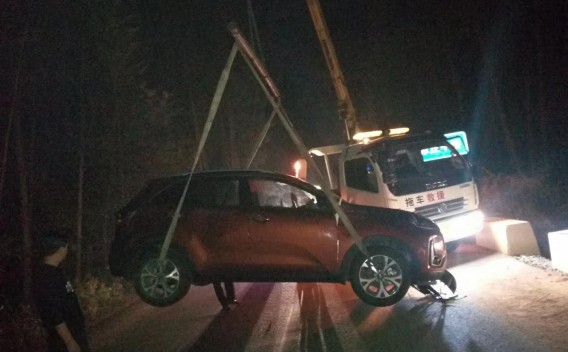 伊春市汽車道路拖車救援公司