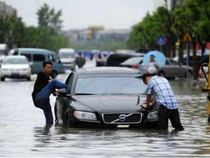 暴雨中行車最怕遇到什么 涉水后3步即獲賠