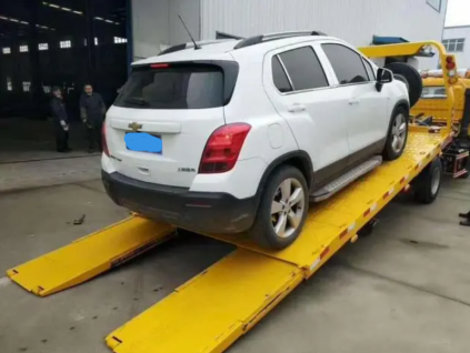 拖車怎么把車弄上去的