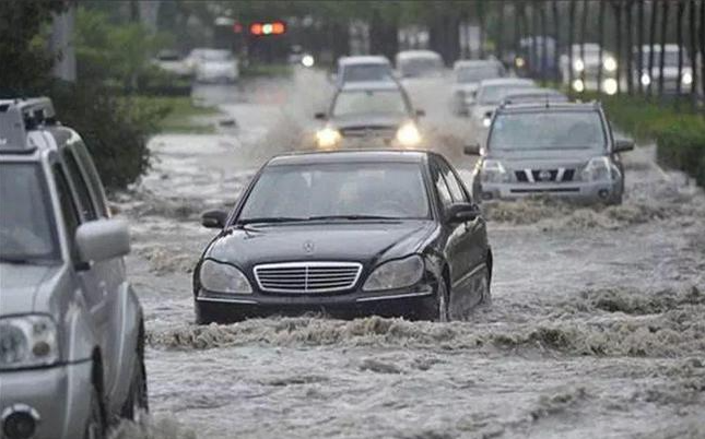 如何安全通過積水路段？