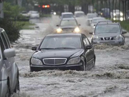 如何安全通過積水路段？